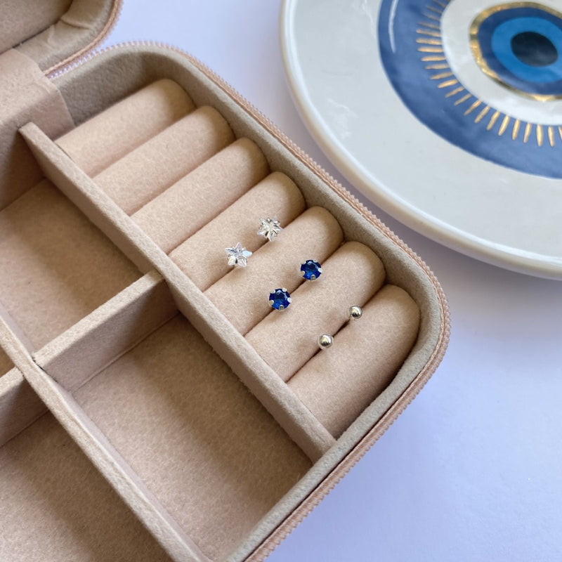 Brinco Trio – Bolinha, Safira e Estrela: Elegância e Brilho em Cada Detalhe